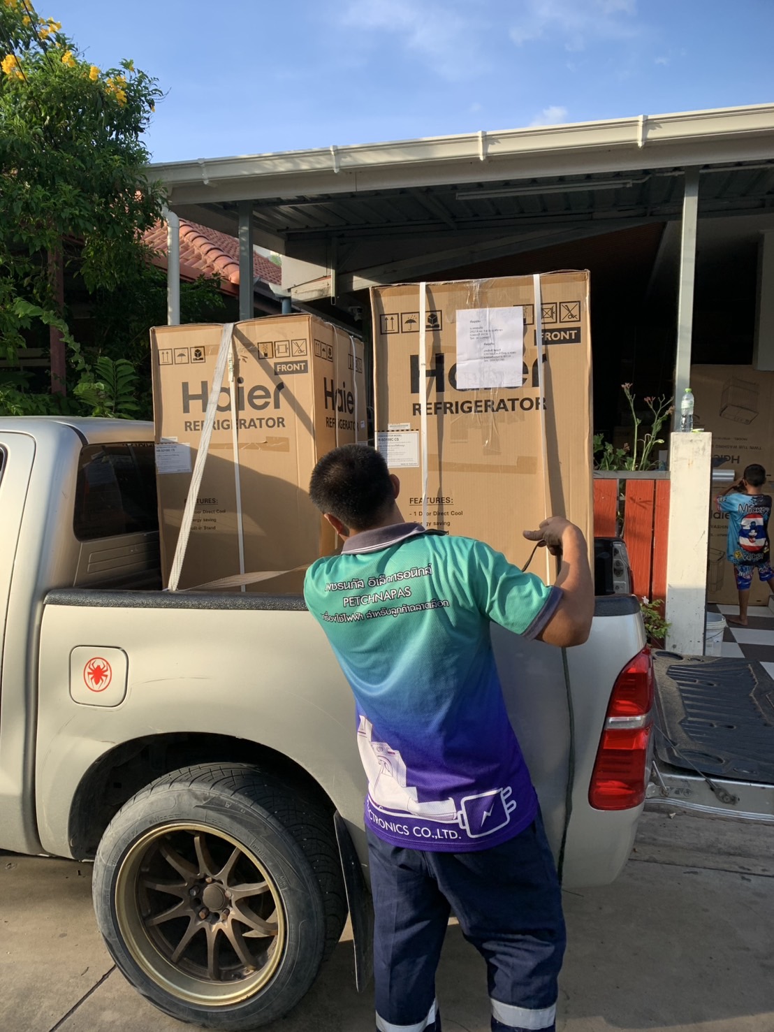 Petnapas team delivers Haier refrigerator