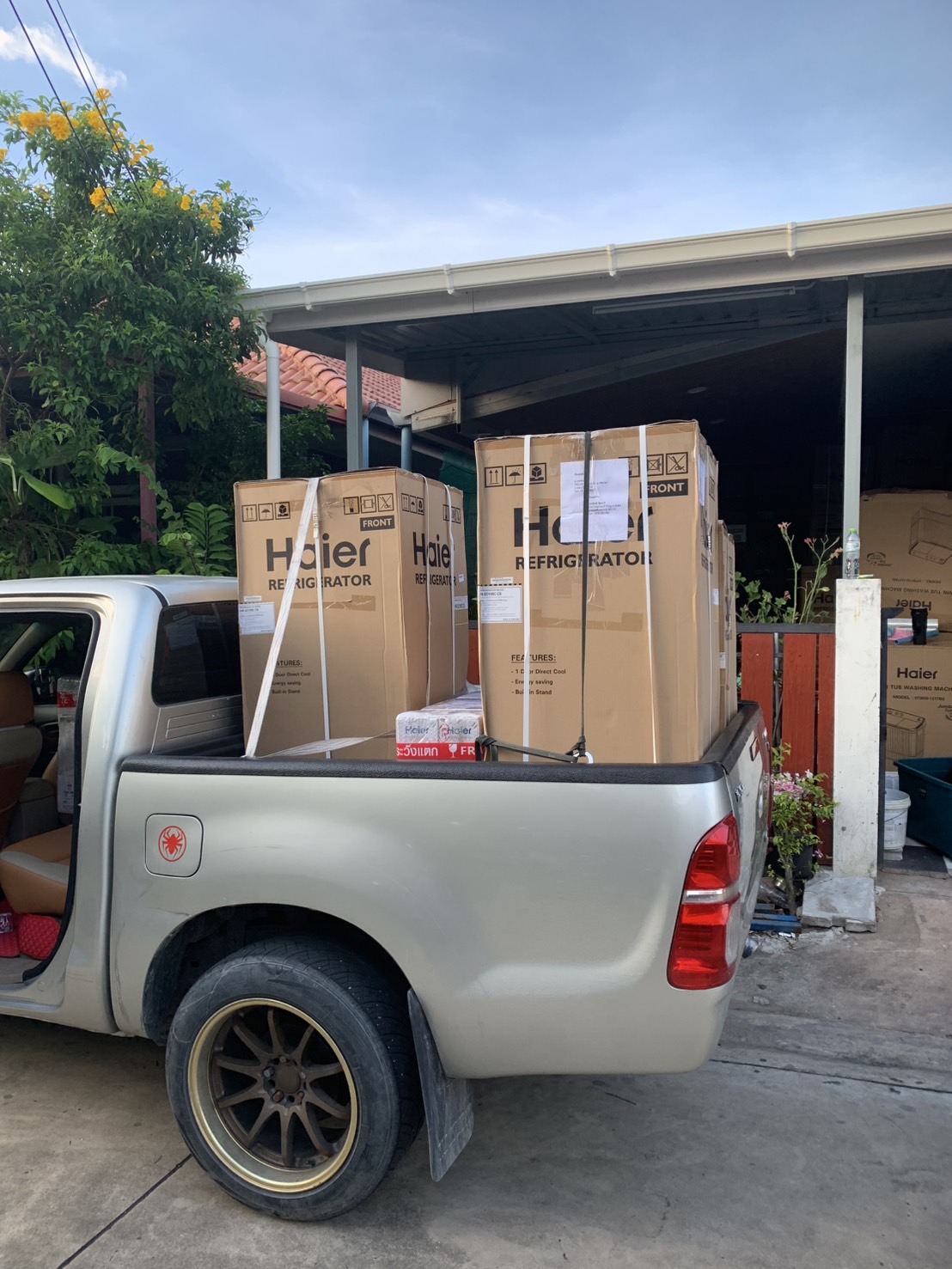 Loading Haier refrigerators for delivery